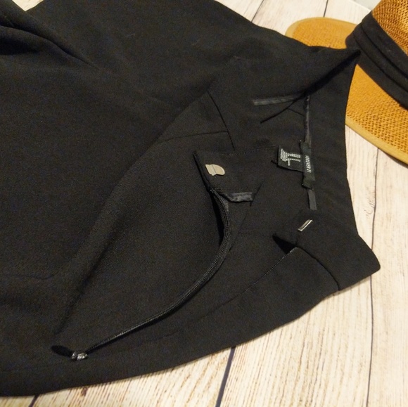 Forever 21 Black Short - Picture 3 of 3